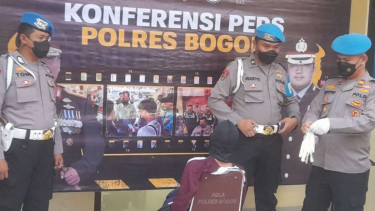Polisi memperlihatkan seorang pria eks narapidana terorisme yang disangka menculik 12 anak dalam konferensi pers di kantor Polres Bogor, Jawa Barat, Jumat, 13 Mei 2022.