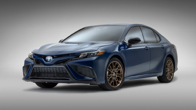 Ilustrasi gambar mobil Toyota Camry Edisi Nightshade 