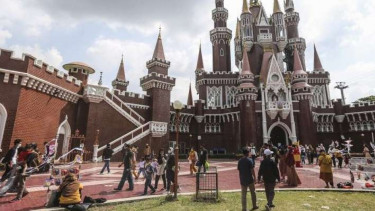 Sejumlah pengunjung menikmati suasana Istana Anak Anak di TMII.