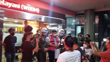 Tersangka Lin Che Wei digiring ke mobil tahanan setelah ditetapkan sebagai tersangka kasus ekspor CPO di Gedung Bundar, Kejaksaan Agung, Jakarta, Selasa 17 Mei 2022.