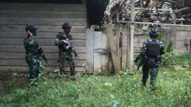 Arsip foto - Satgas Madago Raya melakukan penggeledahan di salah satu rumah penduduk di Desa Manggalapi Kabupaten Sigi, Sulawesi Tengah, beberapa waktu lalu.
