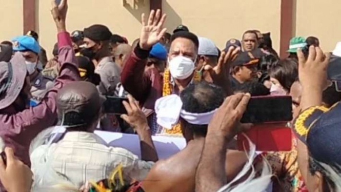 Penjabat Gubernur Provinsi Papua Barat Komjen Pol (Purn.) Paulus Waterpauw menyapa warga yang menyambutnya di Bandar Udara Rendani, Kota Manokwari, Provinsi Papua Barat, Kamis, 19 Mei 2022.