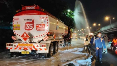 Truk Tangki Pertamina Bocor di Cengkareng.