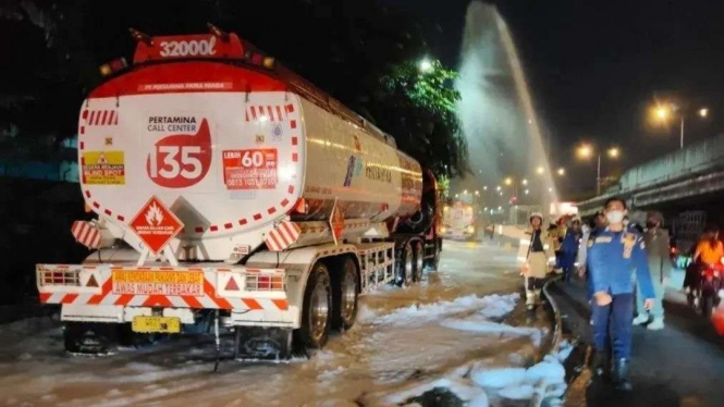 Truk Tangki Pertamina Bocor di Cengkareng.
