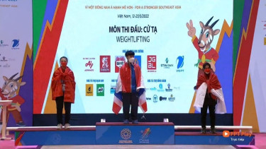 Lifter Indonesia, Siti Nafisatul Hariroh, meraih medali perunggu SEA Games 2021