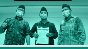 Pengurus YKMI saat menunjukkan Lampiran Putusan MA terkait kewajiban Pemerintah menyediakan Vaksin Halal