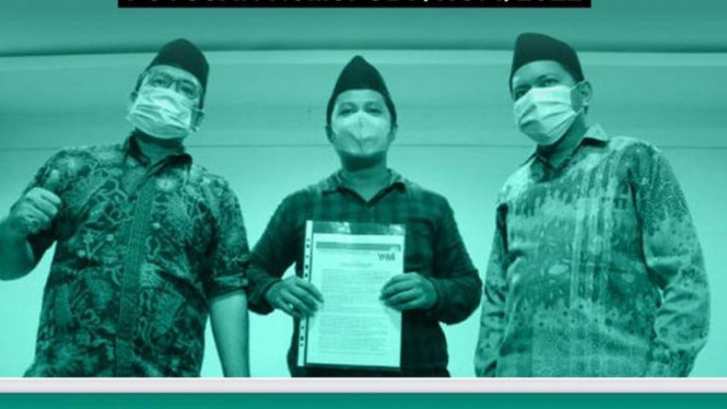 Pengurus YKMI saat menunjukkan Lampiran Putusan MA terkait kewajiban Pemerintah menyediakan Vaksin Halal