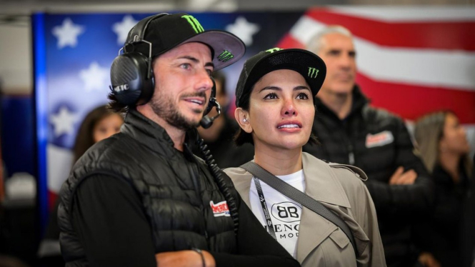John Hopkins dan Nikita Mirzani