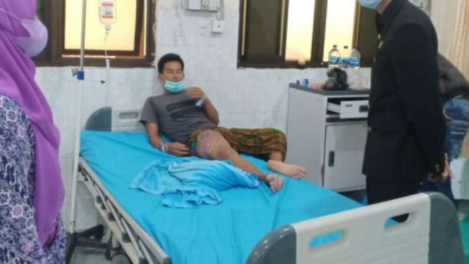 Sarip, tukang es yang terkena penyakit kanker tulang.