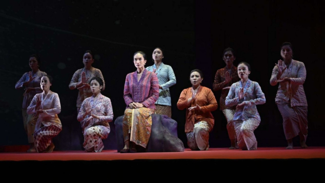 Happy Salma dalam teater musikal monolog 