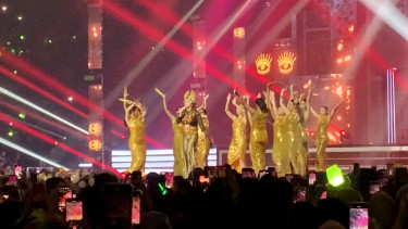 Aksi panggung Dewi Perssik bawakan lagu Lathi