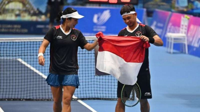 Petenis Indonesia Aldila Sutjiadi (kiri) dan Christopher Rungkat (kanan) 