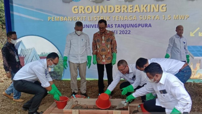 Kegiatan peletakan batu pertama pembangkit  tenaga surya di Untan Pontianak 