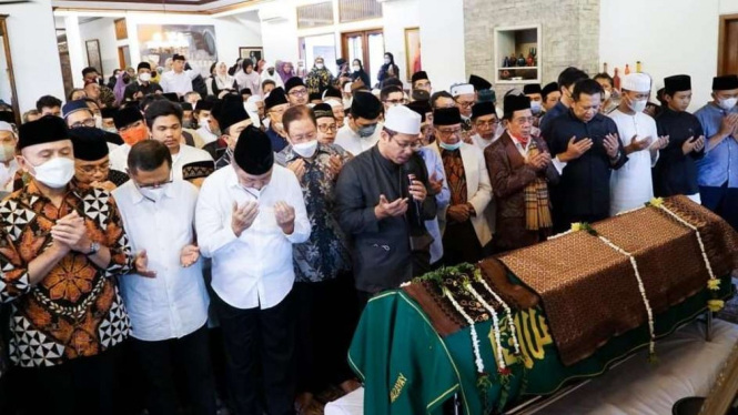Saleh Husin Ikut Mensalatkan Jenazah Fahmi Idris