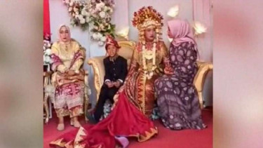 Viral penganita wanita seorang diri di atas pelaminan 
