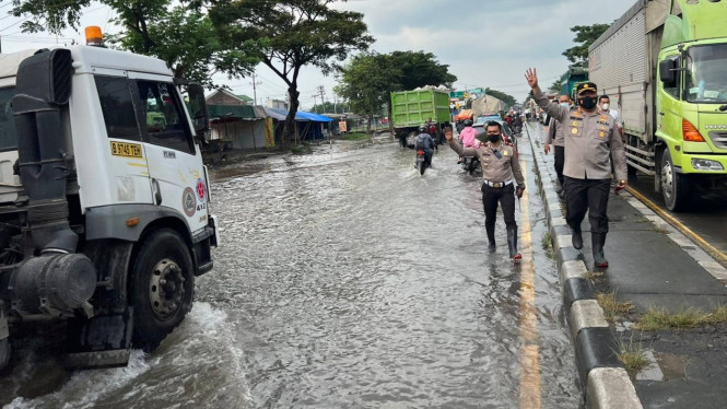 Demak dilanda rob, arus kendaraan tersendat  karena jalan tergenang.