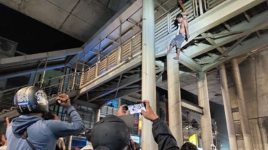Seorang pria coba bunuh diri di JPO Pasar Mayestik setelah ketahuan mau mencuri.
