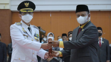 Uu Ruzhanul Ulum melantik Dani Ramdan sebagai Penjabat (Pj) Bupati Bekasi