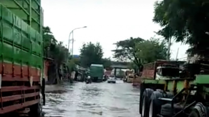 PUPR melaksanakan penanganan darurat pascabencana banjir rob di Pantai Utara Jawa.