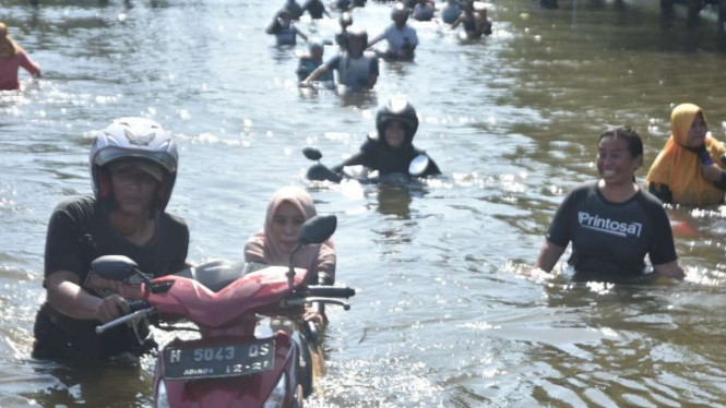 Banjir air rob masih menggenangi Kawasan Pelabuhan Tanjung Emas.