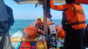 Tim SAR mencari kapal nelayan yang tenggelam di Garut, Jawa Barat.