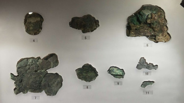 sisa bangkai kapal Antikythera di Museum Arkeologi Nasional Athena