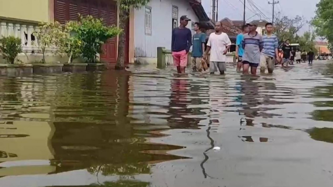 Aktivitas warga Kendal, Jawa Tengah terganggu imbas banjir rob. (foto ilustrasi)