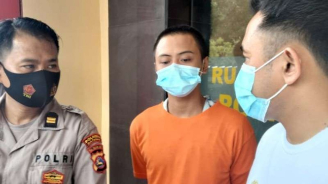 Pria (tengah) ditangkap karena ancam mau sebarkan foot bugil mantan