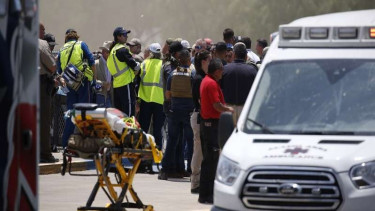 Ambulance berada di dekat sekolah dasar Robb pasca penembakan di Uvalde, Texas
