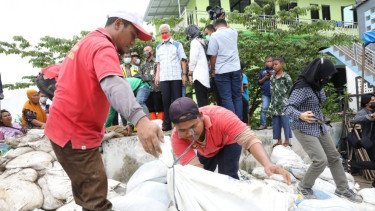 Gubernur Ganjar Pranowo saat mengecek progres penanganan tanggul jebol akibat rob di Semarang, Rabu 25 Mei 2022.