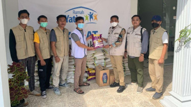 Himpunan mahasiswa Buddhis Indonesia (Hikmahbudhi) menyalurkan bantuan beras