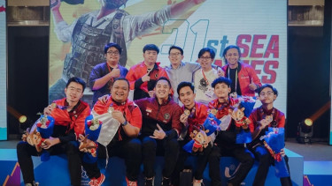 Ibnu Riza bersama tim PUBG Mobile Indonesia di SEA Games 2021