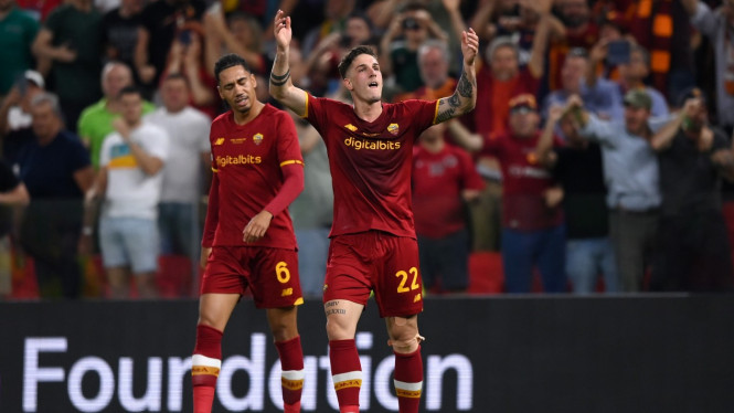 Selebrasi pemain AS Roma, Nicolo Zaniolo, usai bobol gawang Feyenoord