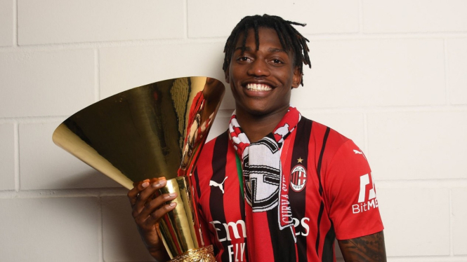 Bomber AC Milan, Rafael Leao, memegang trofi juara Serie A