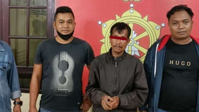 Petugas Polres Dairi menangkap RM (kedua dari kanan) seorang cucu yang membunuh neneknya Minta Siregar.