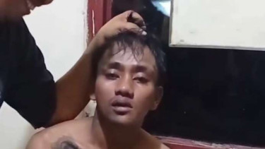 Seorang pria bertato dihajar warga karena dituduh mencuri di minimarket Tebet.