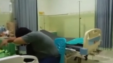  Viral Penampakan Tiang Infus Jalan 'Sendiri'   