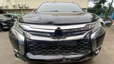 Mobil Pajero terlibat kecelakaan di Jalan MT Haryono, Jakarta.