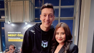 Potret Prilly dan MEsut Ozil di acara makan malam