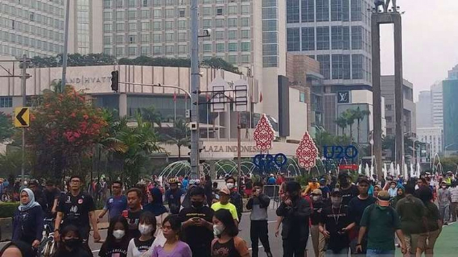 Ribuan orang menikmati Hari Bebas Kendaraan Bermotor (HBKB) di Bundaran HI.