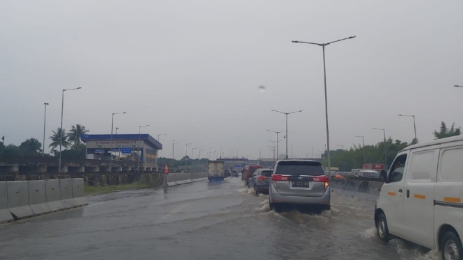 Genangan air di tol JORR arah Serpong bikin macet.