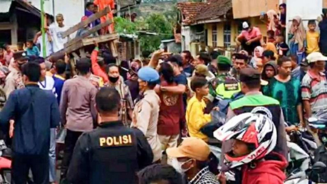 Warga di Dompu NTB blokade jalan menuntut dibangun lahan kuburan.