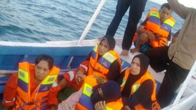 Sejumlah penumpang KM Ladang Pertiwi yang selamat usai kapal yang ditumpanginya tengelam di perairan Selat Makassar tiba di Dermaga Parappa, Kabupaten Takalar, Sulawesi Selatan, Sabtu, 28 Mei 2022.