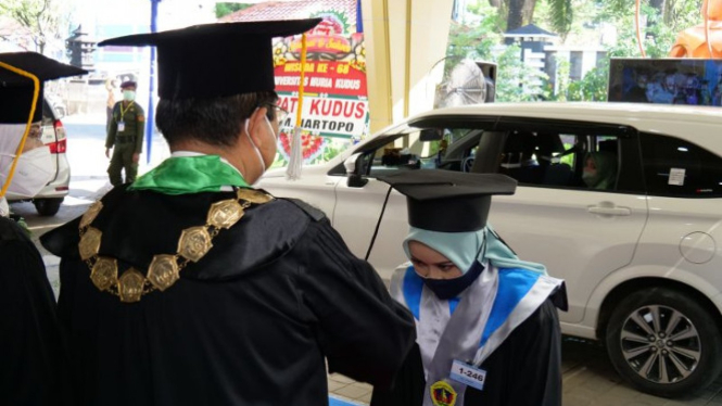 UMK Gelar Wisuda dengan Cara Drive Thru