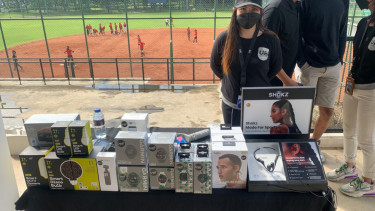 Perangkat Earphone Shokz Openrun dan Smartwatch Garmin.
