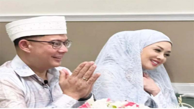 Terry Putri menikah dengan sang kekasih, Derly.