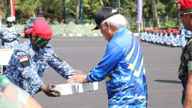 Menteri PUPR Basuki Hadimuljono membelah Hebel dengan tangan.