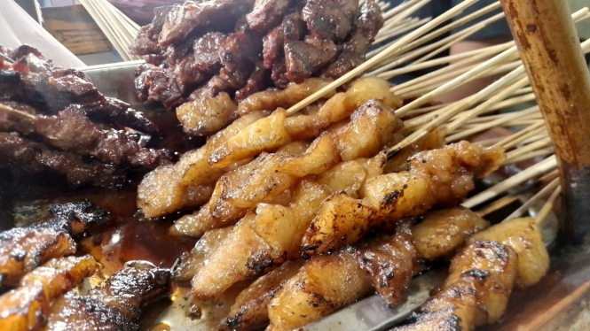 Gurihnya sate Kronyos dari payudara sapi