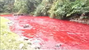 Sungai Berwarna Merah Darah di Bandung Barat