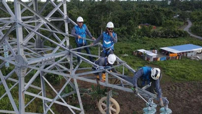 Petugas PLN saat membangun Sutet di Timika, Papua.